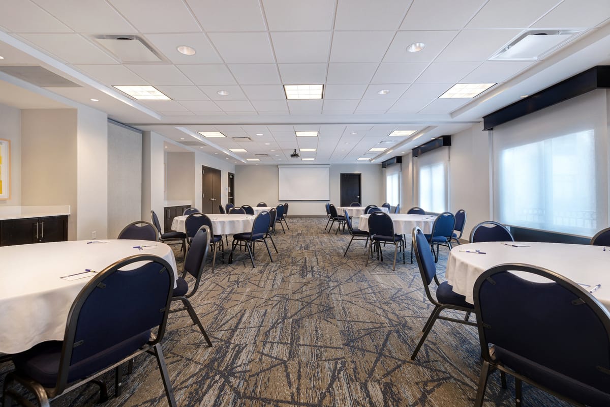 Holiday Inn Express & Suites Kansas City Ku Medical Center by IHG — 3