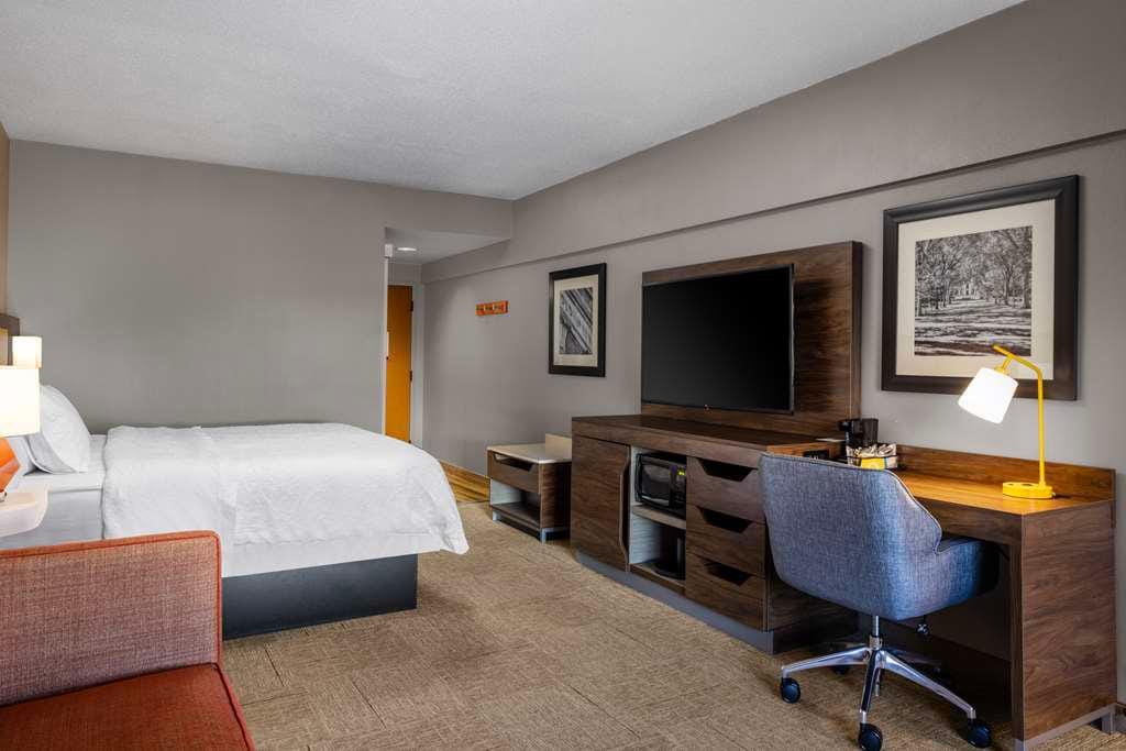 Hampton Inn & Suites State College at Williamsburg Square — 3