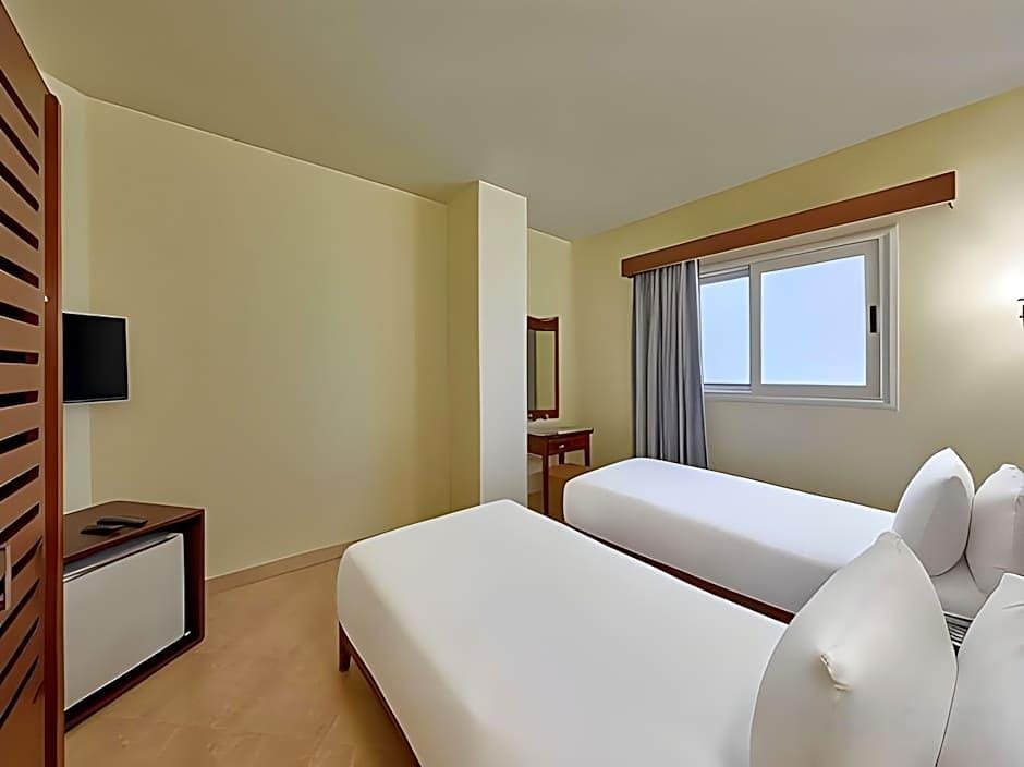 Golden Carven Hotel — 2