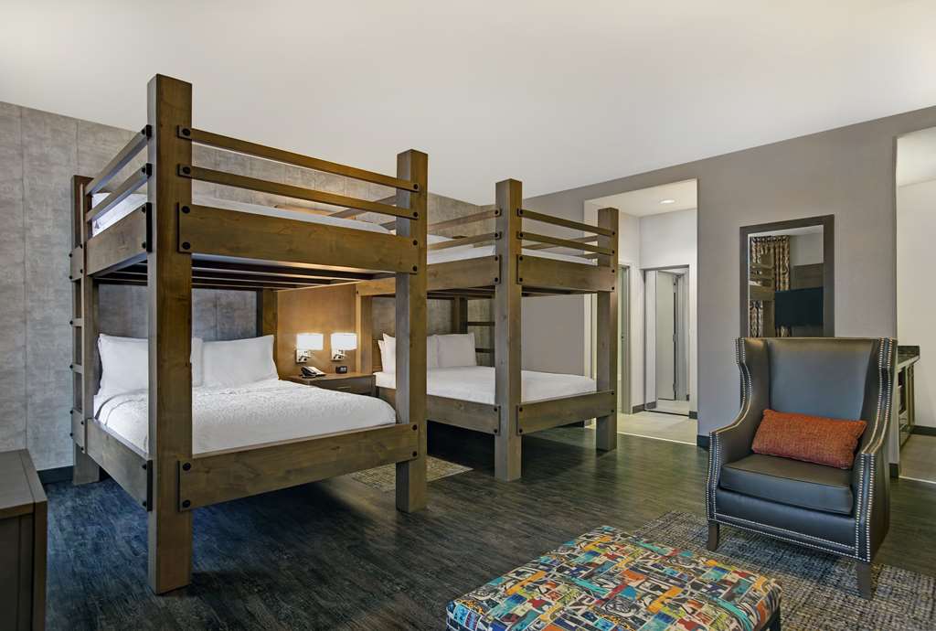 Hampton Inn & Suites Austin @ The University/Capitol — 3