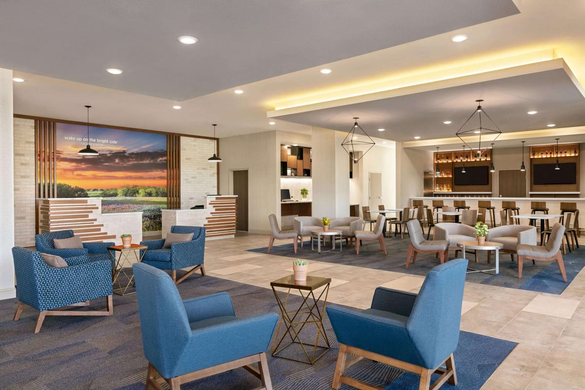 La Quinta Inn & Suites by Wyndham College Station North — 2