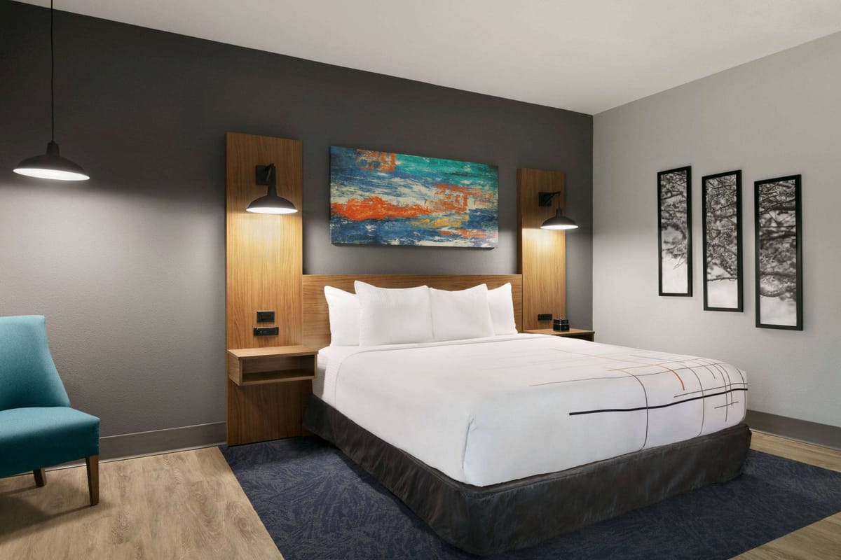 La Quinta Inn & Suites by Wyndham College Station North — 3