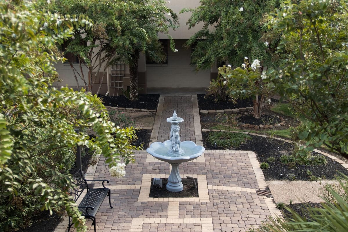Vineyard Court Designer Suites Hotel — 2