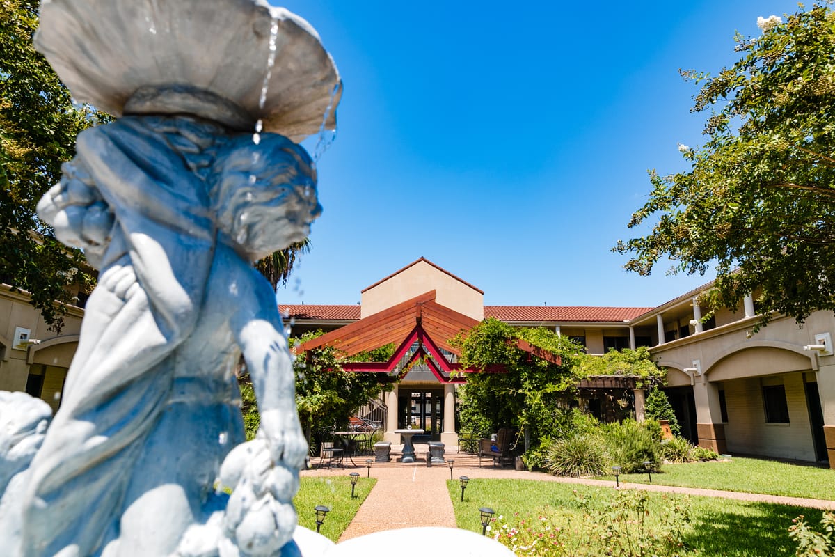 Vineyard Court Designer Suites Hotel — 3