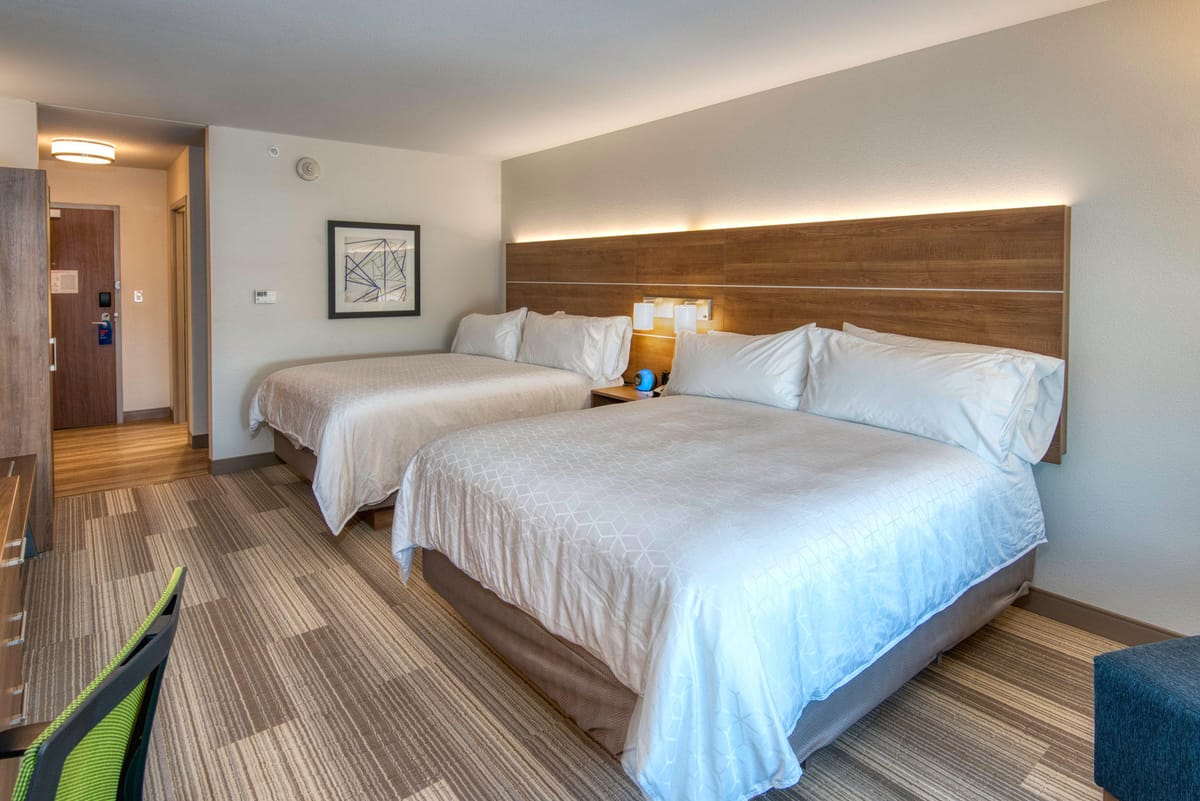 Holiday Inn Express & Suites Lincoln Airport by IHG