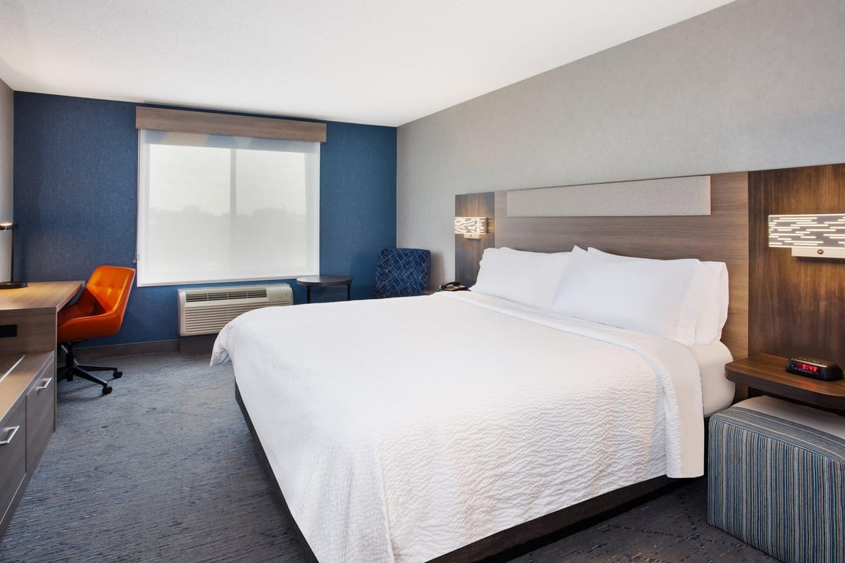 Holiday Inn Express & Suites Belleville (Airport Area) by IHG — 3