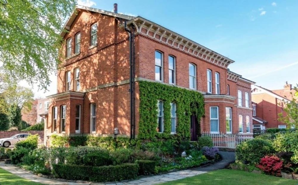 Cornerstones Guest House Sale Manchester Near Trafford Centre & Old Trafford – Affordable Stay for Families & Couples