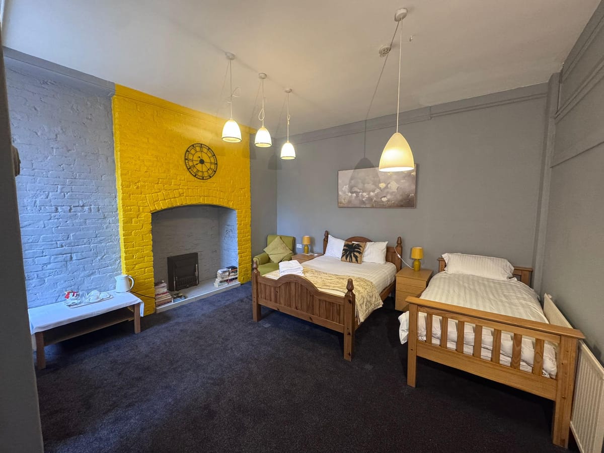 Cornerstones Guest House Sale Manchester Near Trafford Centre & Old Trafford – Affordable Stay for Families & Couples — 2