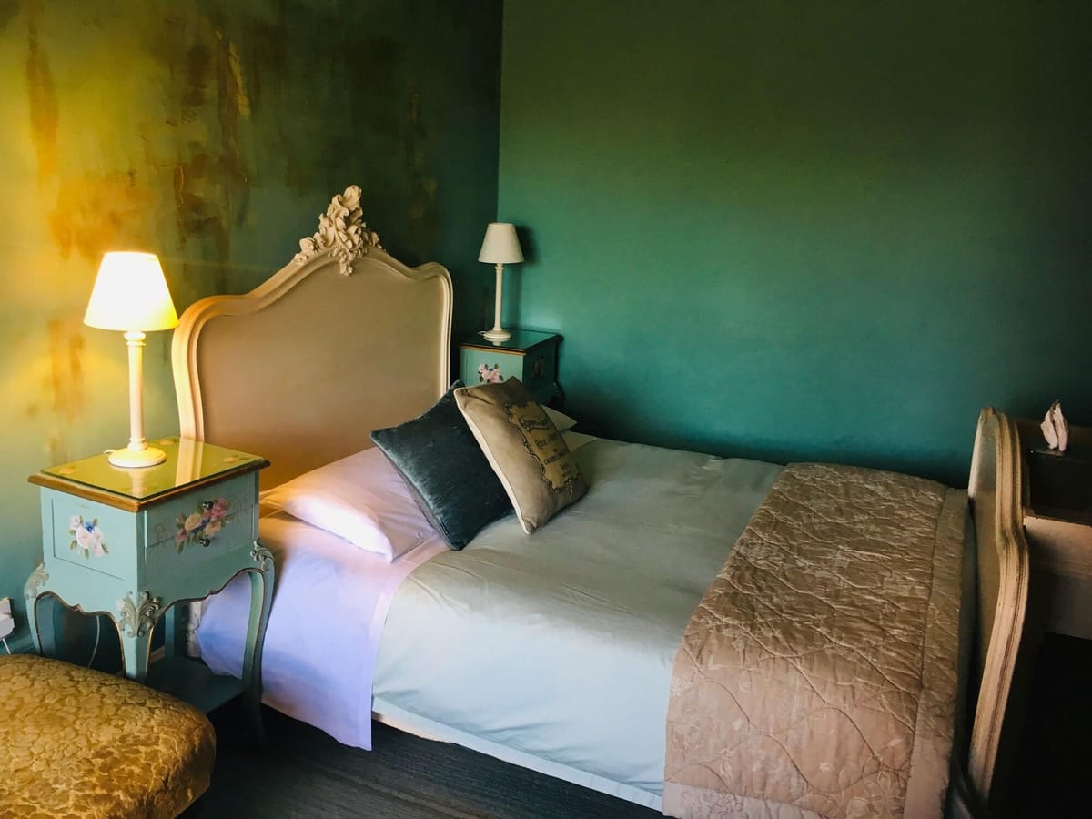 Cornerstones Guest House Sale Manchester Near Trafford Centre & Old Trafford – Affordable Stay for Families & Couples — 3