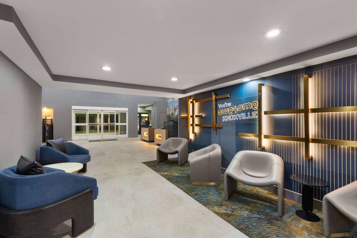 La Quinta Inn & Suites by Wyndham Knoxville Papermill — 2