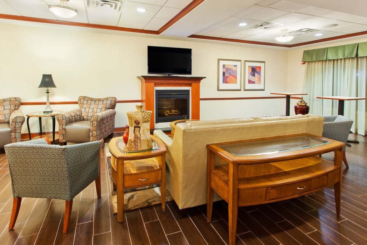 Holiday Inn Express & Suites Baton Rouge East by IHG — 2